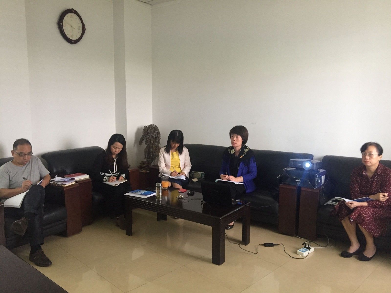 图书馆党委中心组扩大学习会.jpg